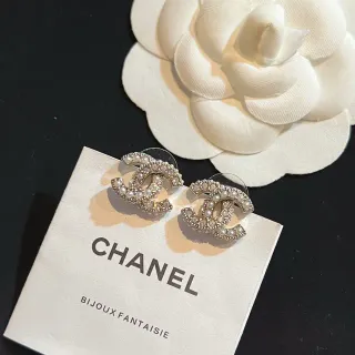 Chanel कल्पित आभूषण मोती और क्रिस्टल CC Logo कान की मूंगफली