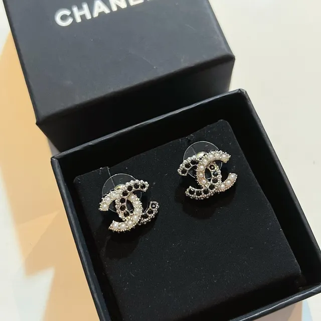 Chanel Bijoux Fantaisie Pearl and Crystal CC Logo Earrings 3