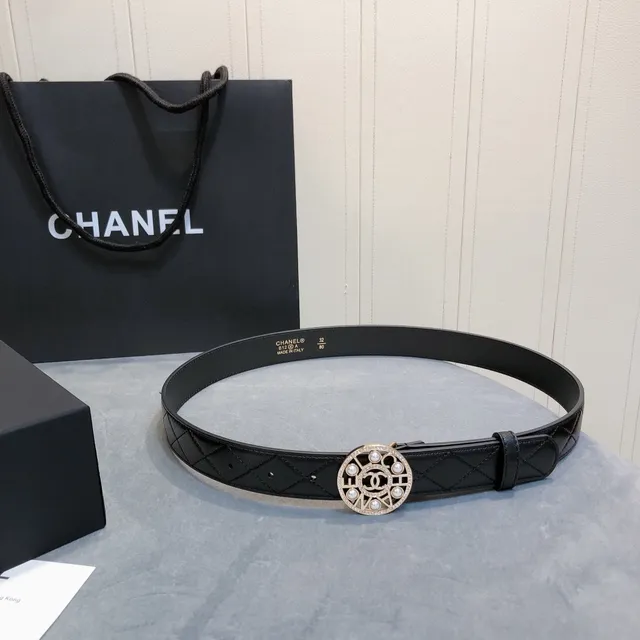 Chanel Cinto de couro preto e dourado com branding embossado perlas encrustadas medallón fivela couro 2