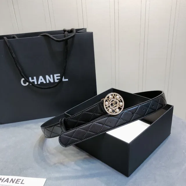 Chanel Cinto de couro preto e dourado com branding embossado perlas encrustadas medallón fivela couro 3
