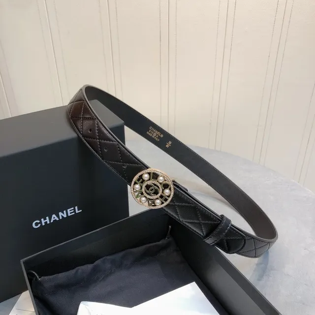 Chanel Cinto de couro preto e dourado com branding embossado perlas encrustadas medallón fivela couro 4