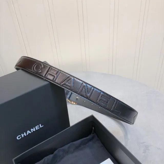 Chanel Cinto de couro preto e dourado com branding embossado perlas encrustadas medallón fivela couro 5