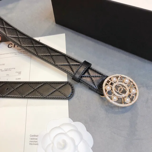 Chanel Cinto de couro preto e dourado com branding embossado perlas encrustadas medallón fivela couro 6