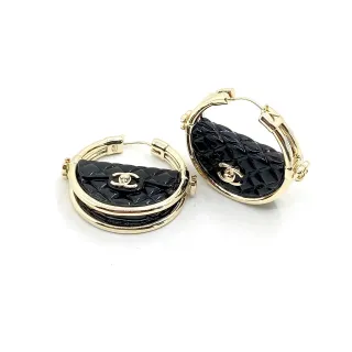 Chanel 黑金绗缝树脂金属耳环