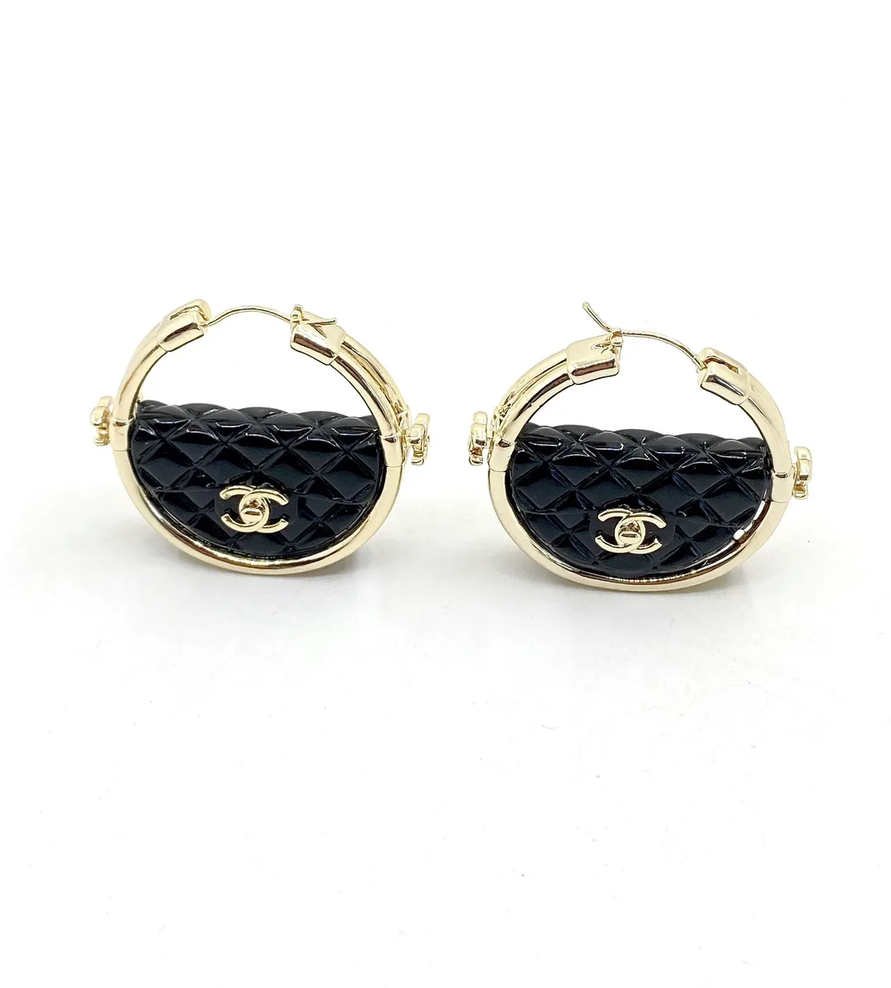 Chanel Brincos de Resina Metal Preto Dourado Matelassado 2