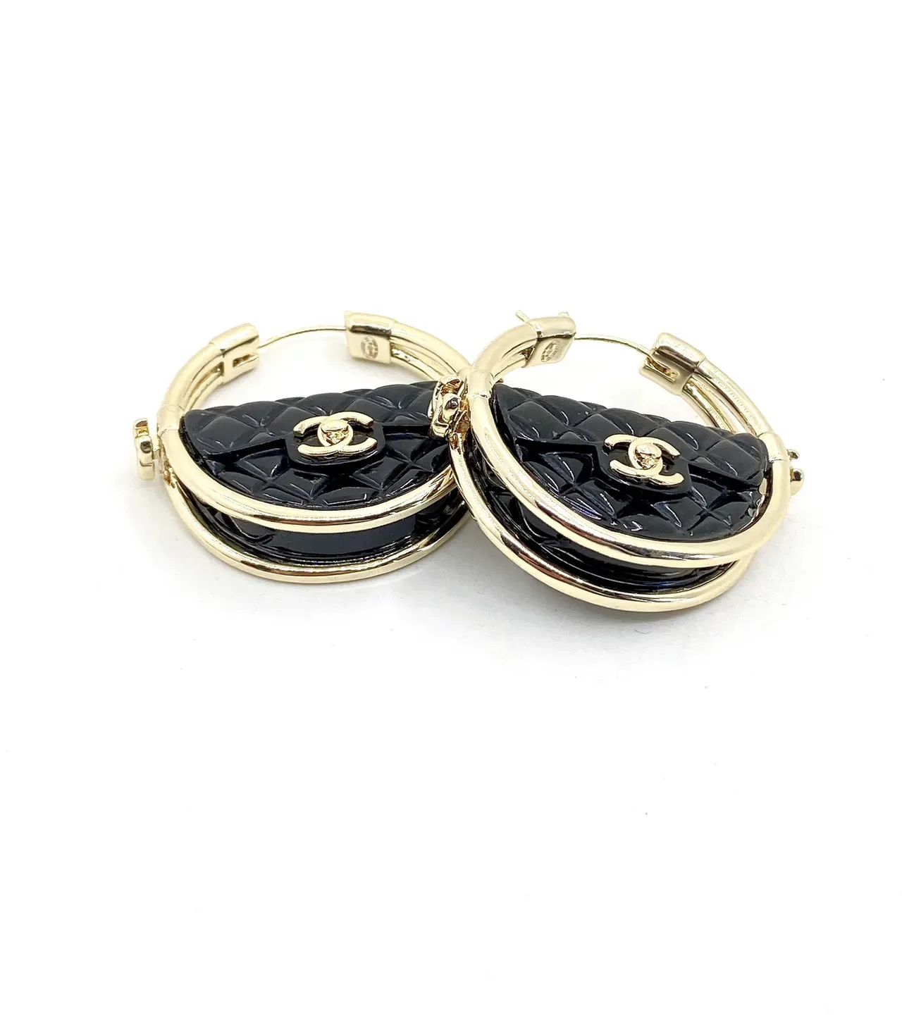 Chanel Brincos de Resina Metal Preto Dourado Matelassado 3
