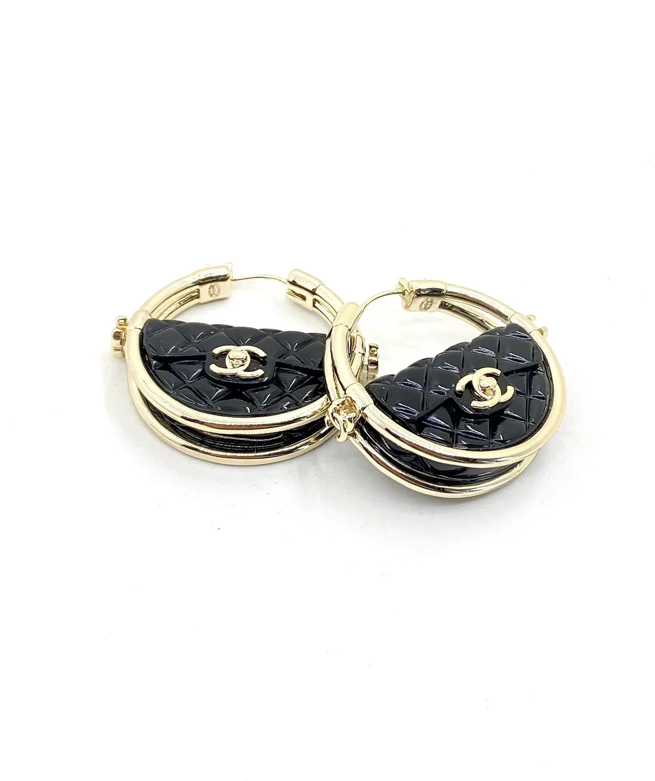Chanel Brincos de Resina Metal Preto Dourado Matelassado 4