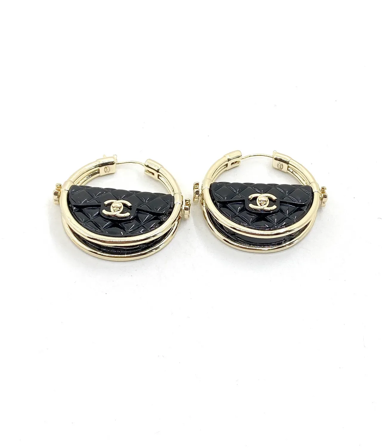 Chanel Brincos de Resina Metal Preto Dourado Matelassado 5