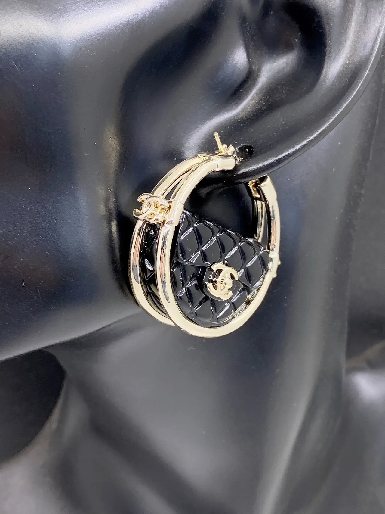 Chanel Brincos de Resina Metal Preto Dourado Matelassado 6