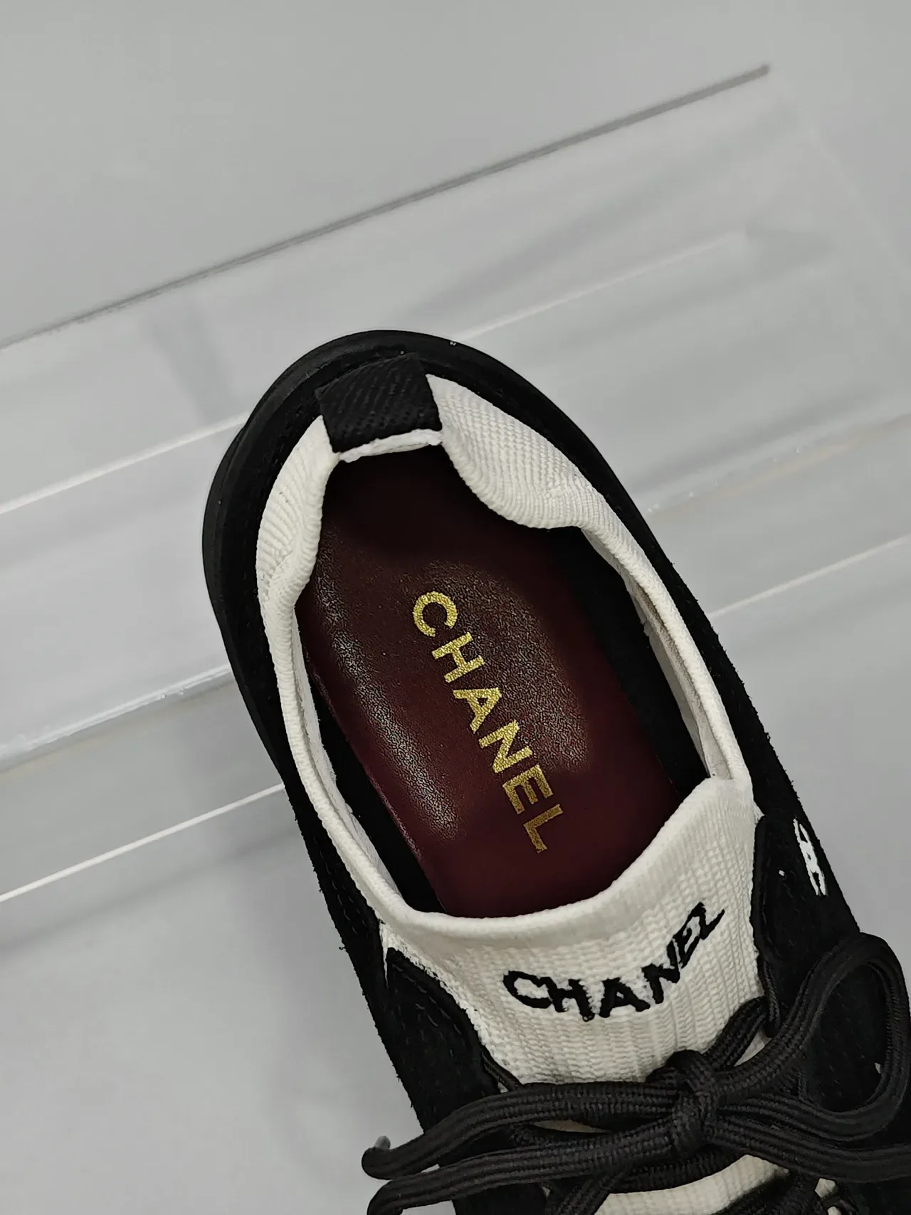 Chanel Sneakers Lifestyle en Daim Noir et Col en Maille Blanche 2