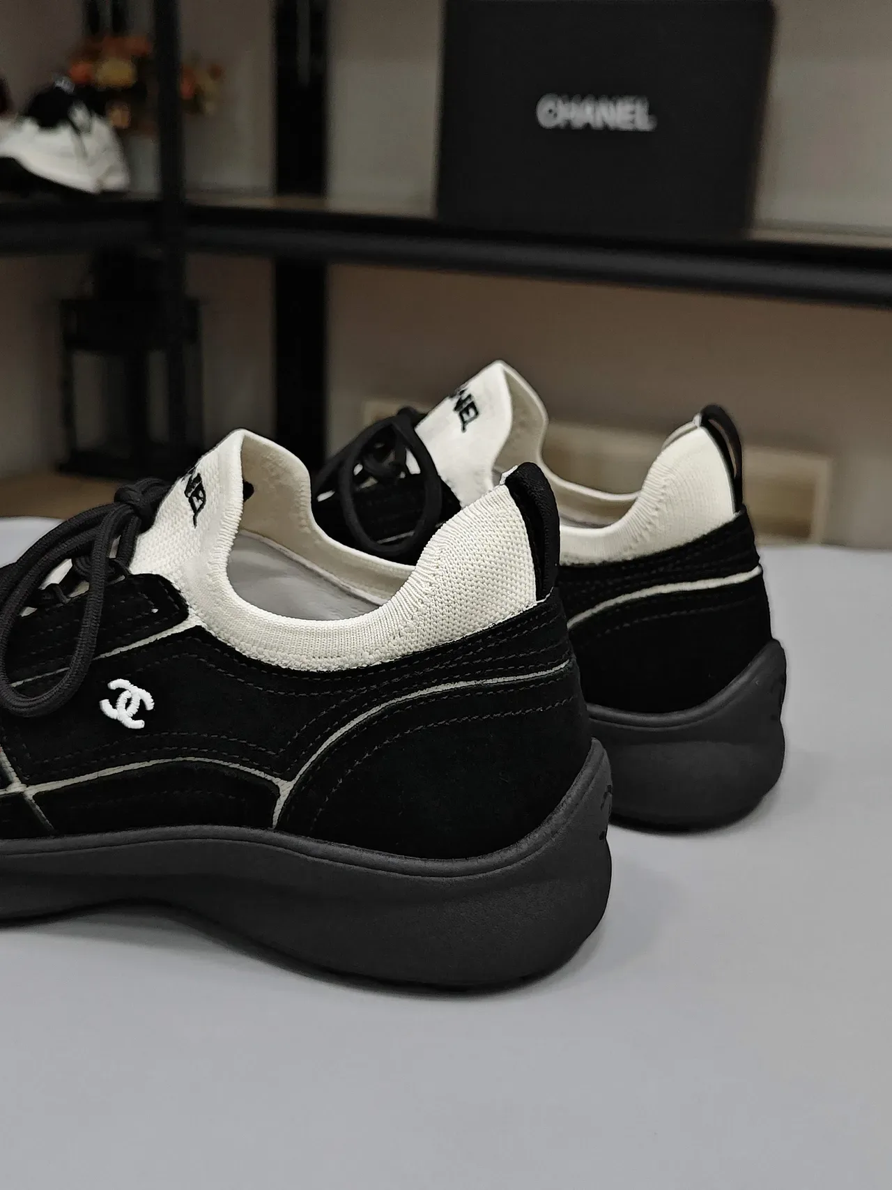 Chanel Sneakers Lifestyle en Daim Noir et Col en Maille Blanche 3