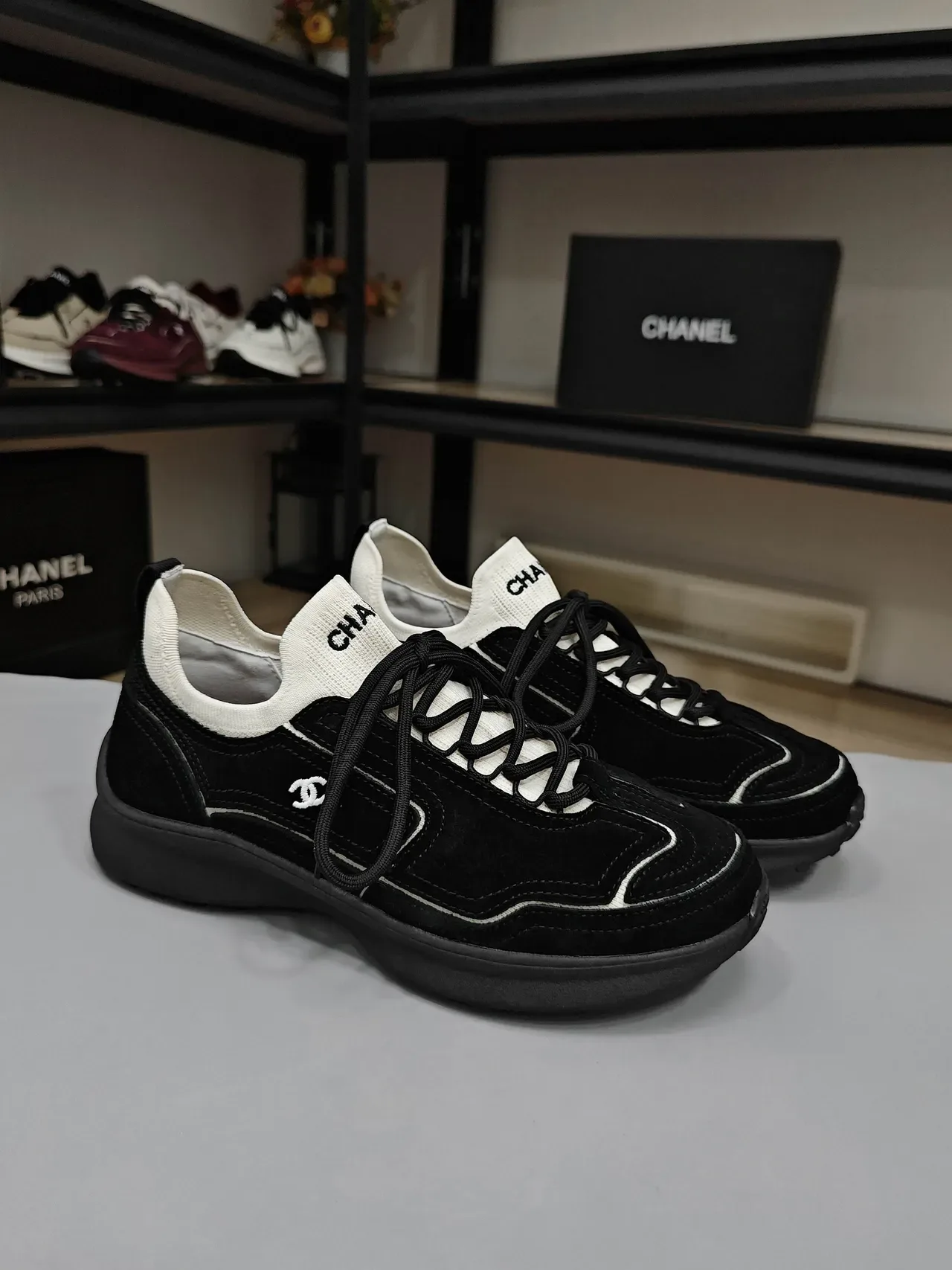 Chanel Sneakers Lifestyle en Daim Noir et Col en Maille Blanche 4