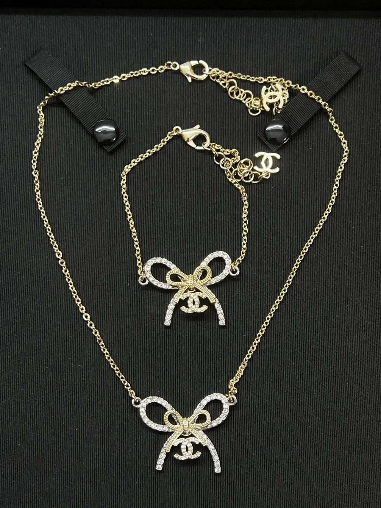 Colar Chanel Laço Pavê Cristal Tom Dourado 3
