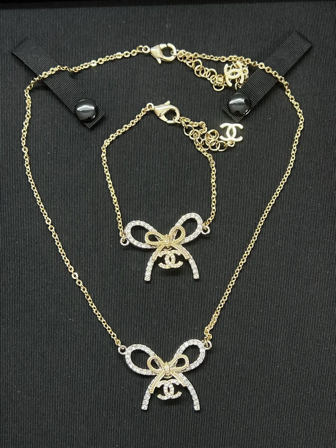 Colar Chanel Laço Pavê Cristal Tom Dourado 4