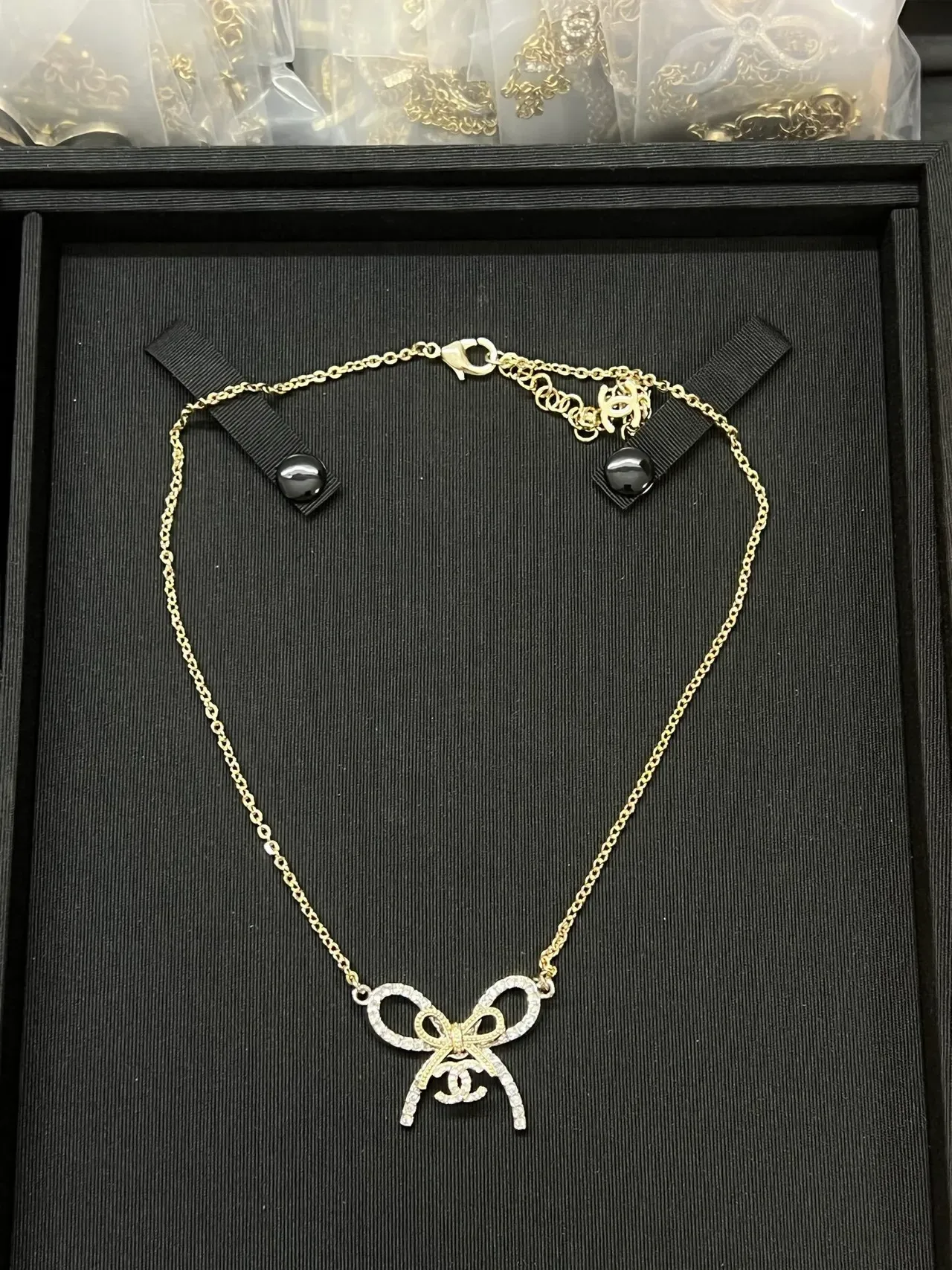 Colar Chanel Laço Pavê Cristal Tom Dourado 8