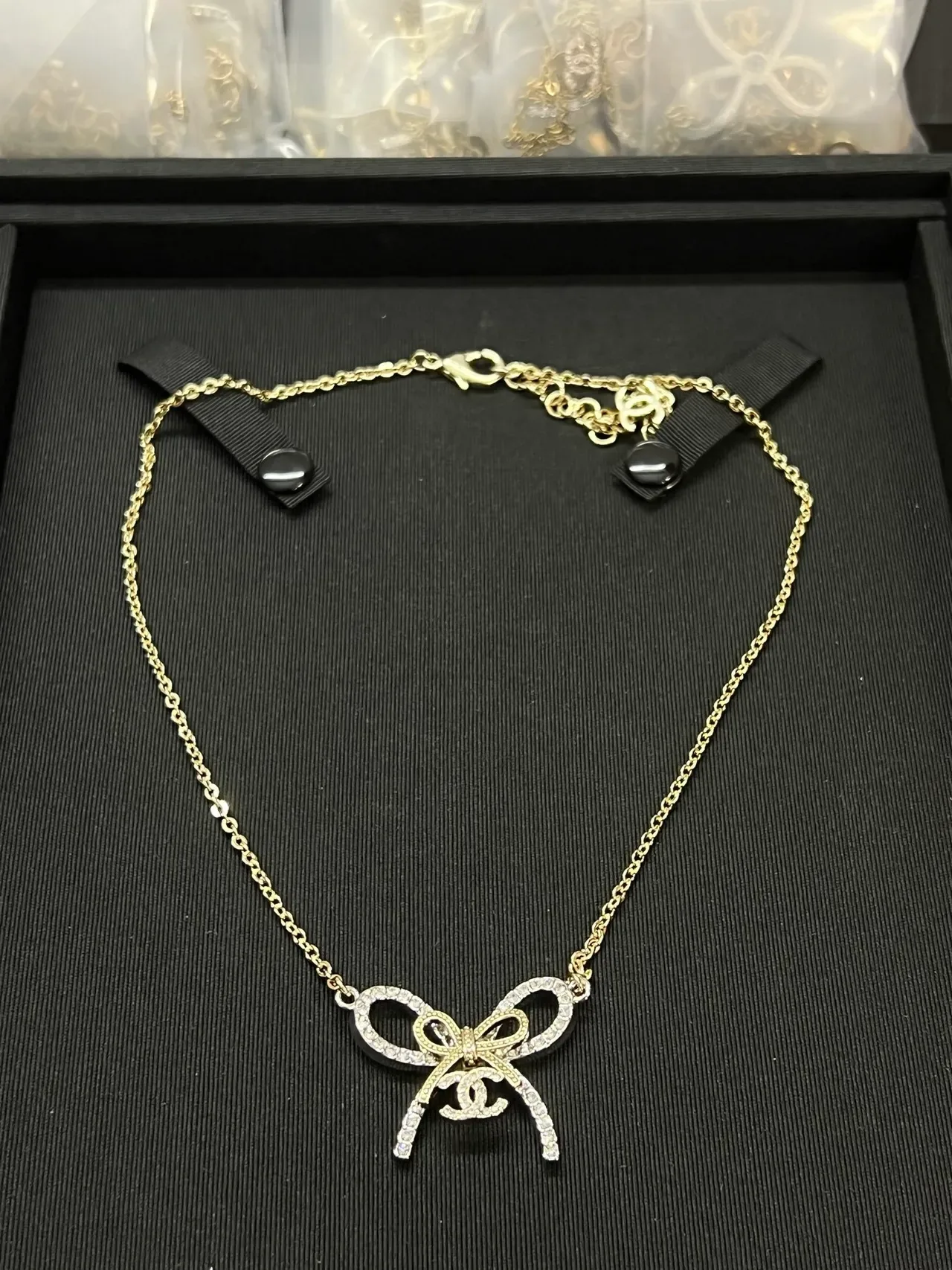 Colar Chanel Laço Pavê Cristal Tom Dourado 9