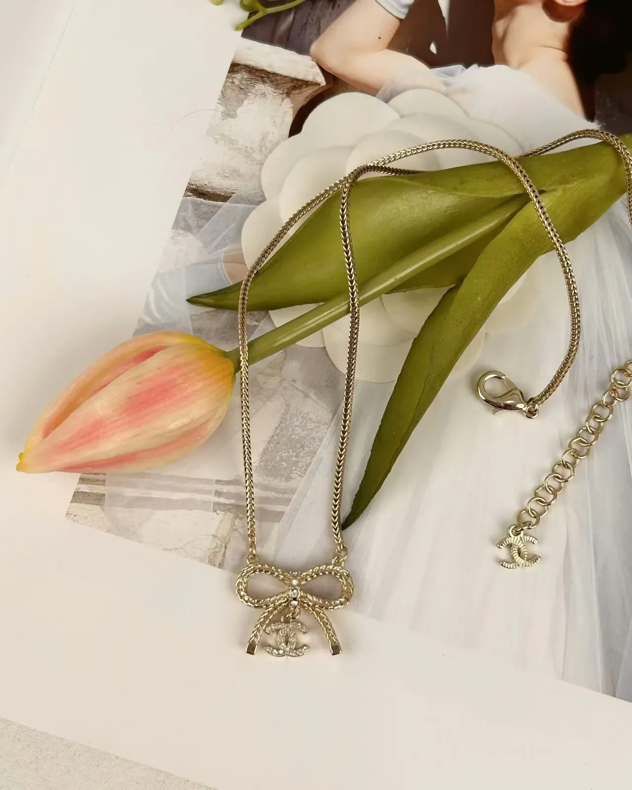 Chanel Pendentif Nœud Chaîne Dorée 2