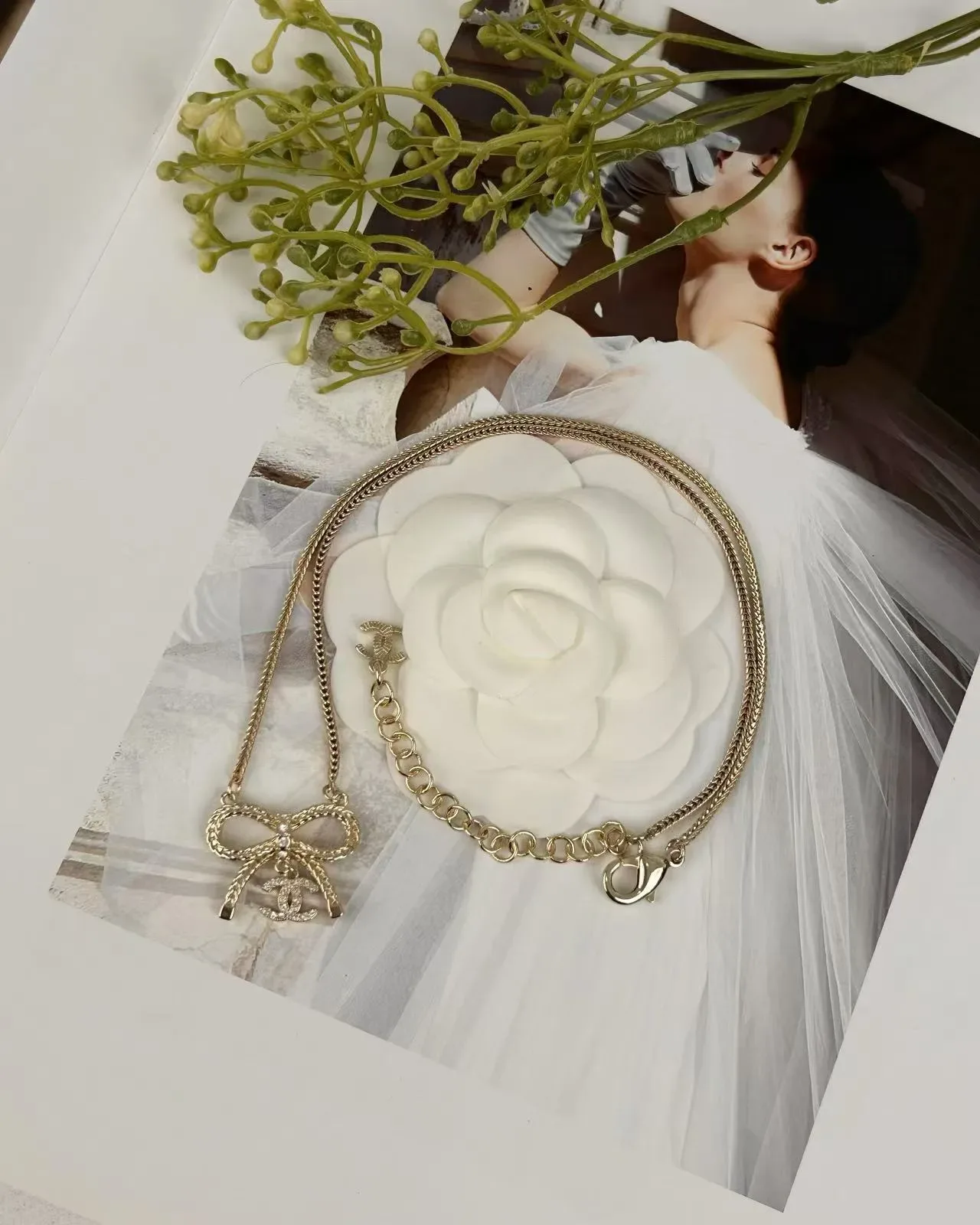 Chanel Pendentif Nœud Chaîne Dorée 3