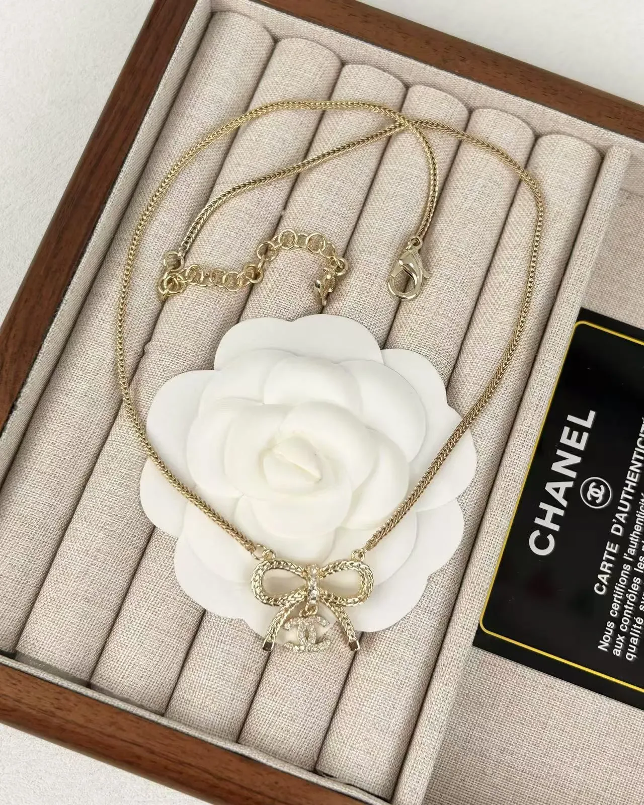 Chanel Pendentif Nœud Chaîne Dorée 4