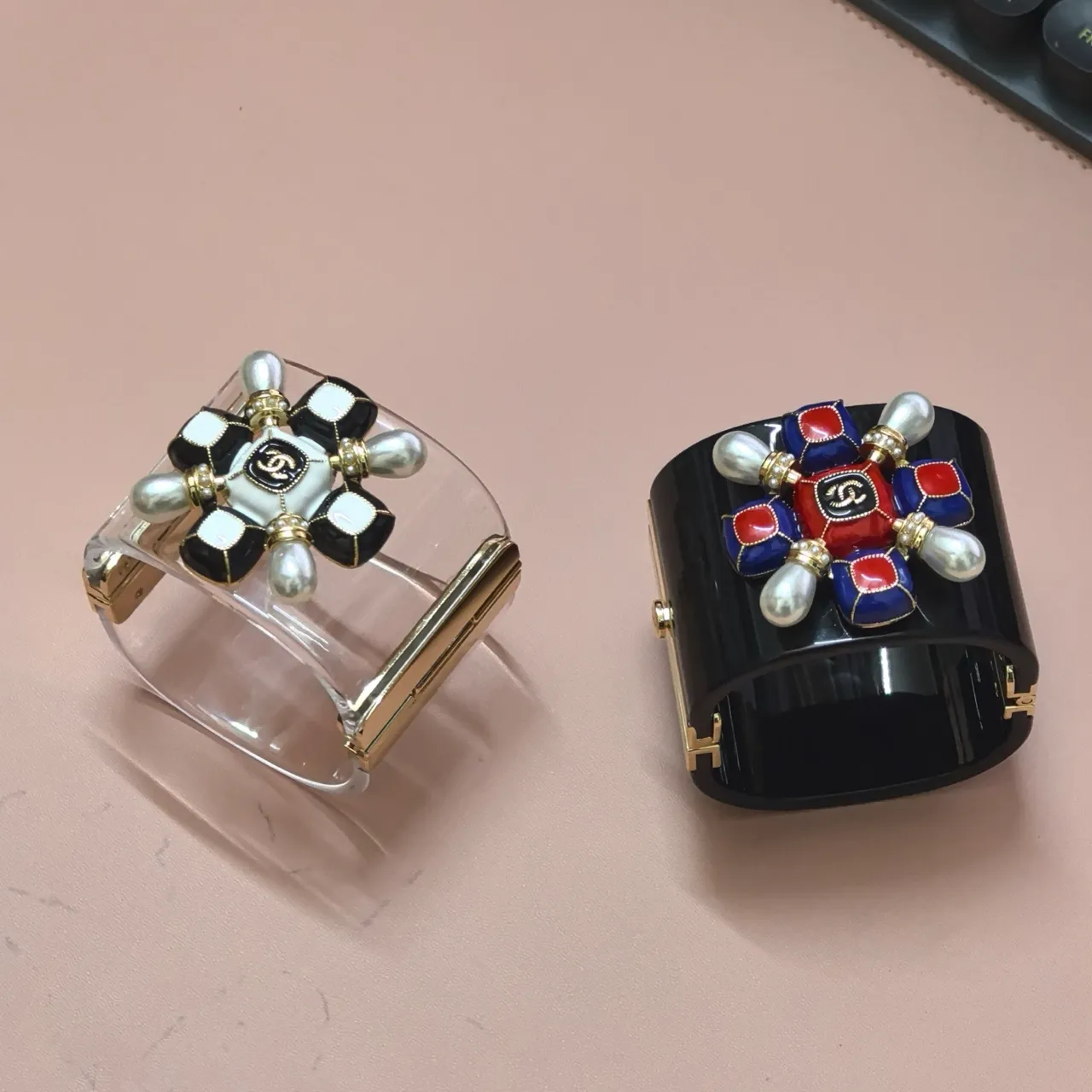Chanel Camellia Cuff Bracelet rouge bleu blanc en émail perlé 2