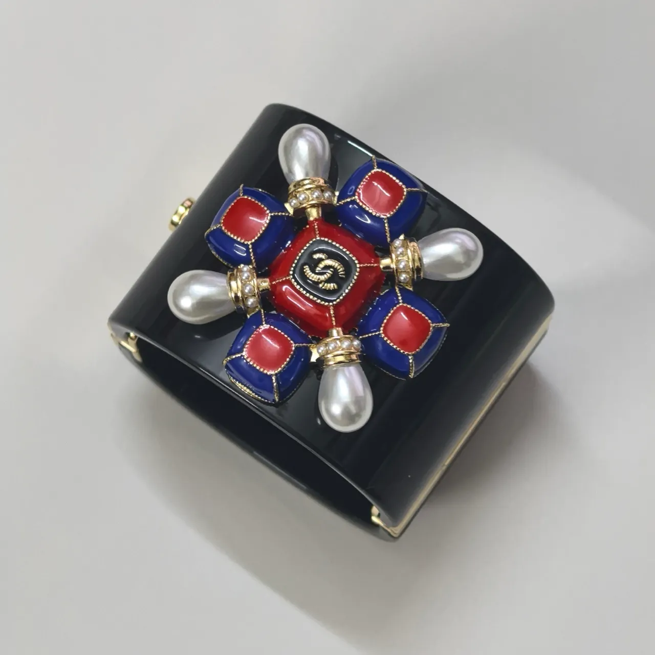 Chanel Camellia Cuff Bracelet rouge bleu blanc en émail perlé 3