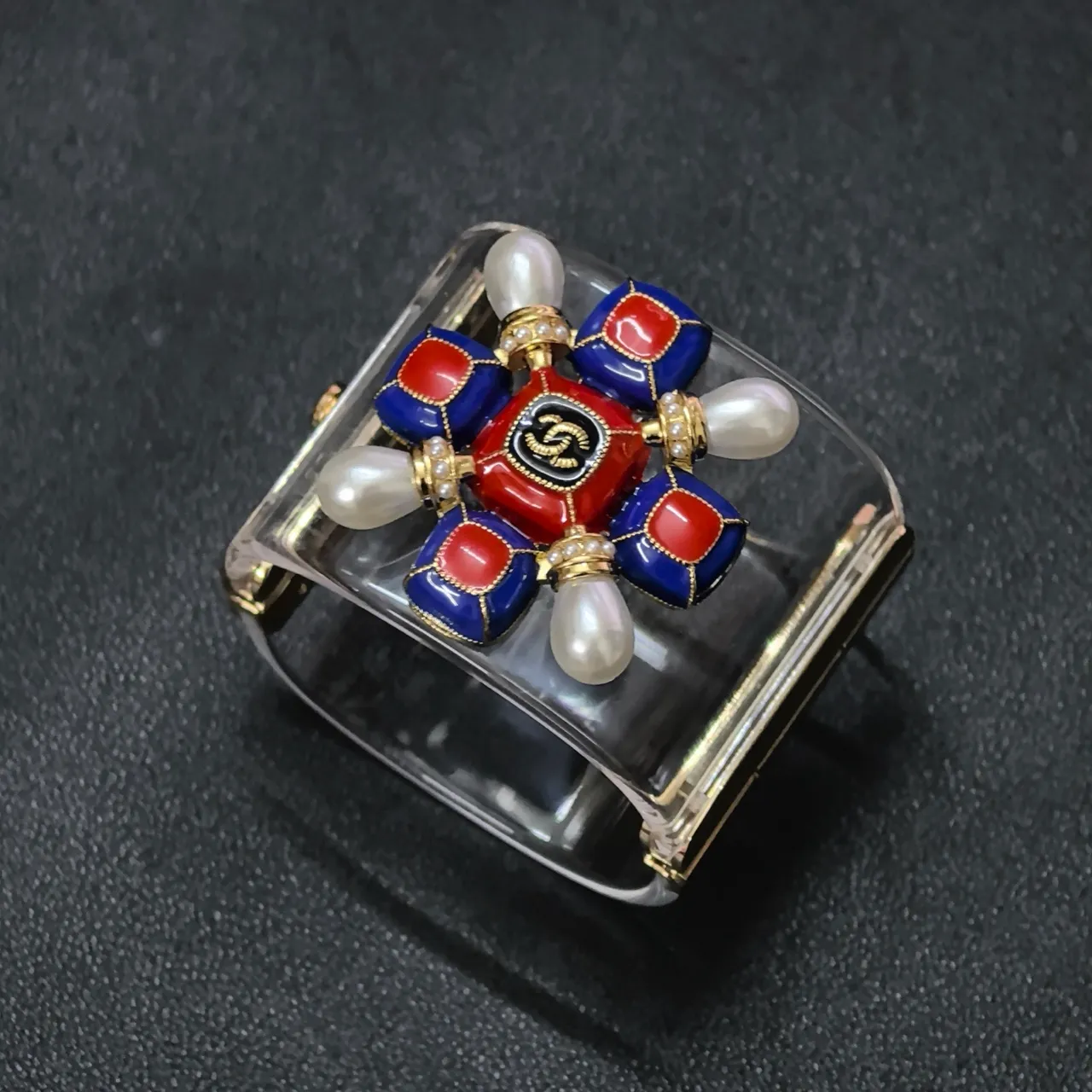 Chanel Camellia Cuff Bracelet rouge bleu blanc en émail perlé 4