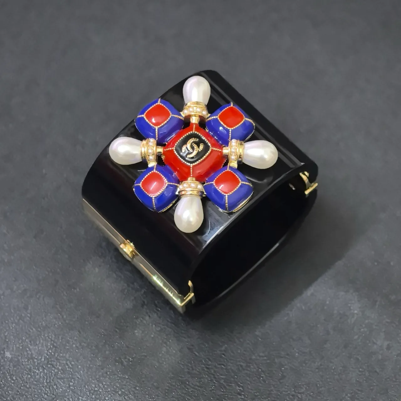 Chanel Camellia Cuff Bracelet rouge bleu blanc en émail perlé 5