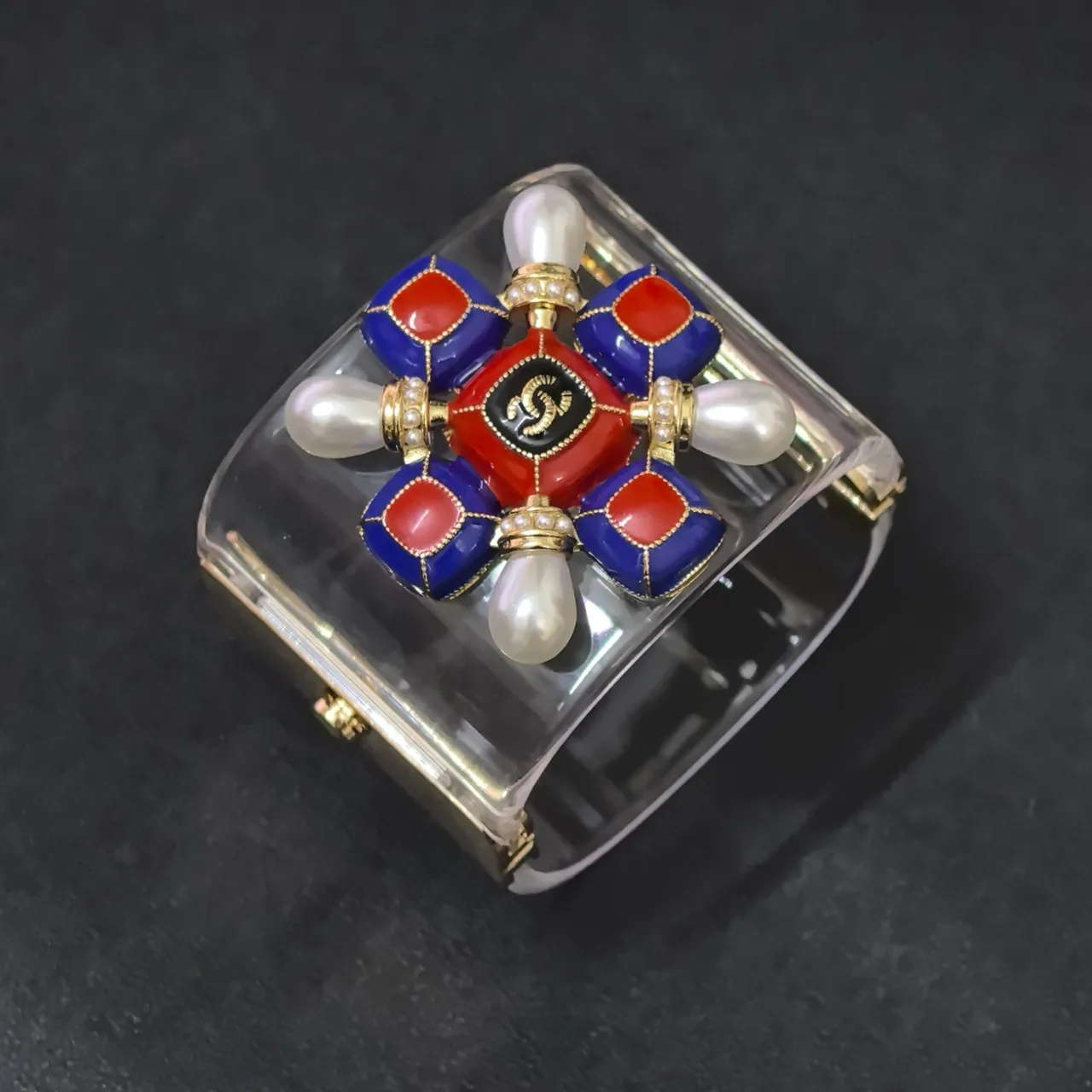 Chanel Camellia Cuff Bracelet rouge bleu blanc en émail perlé 6
