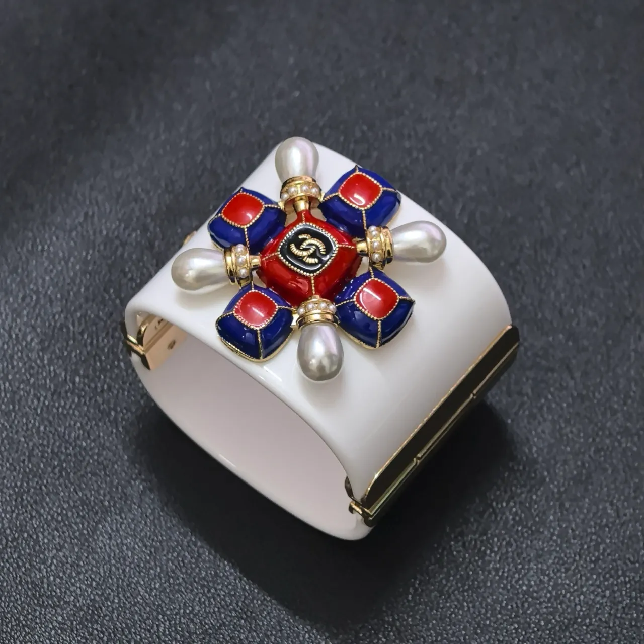 Chanel Camellia Cuff Bracelet rouge bleu blanc en émail perlé 7