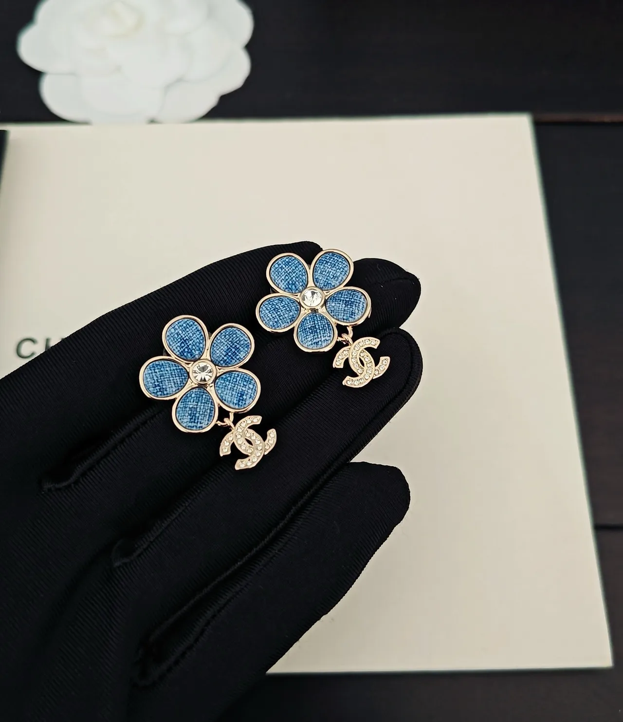 Chanel Camélia Fleur Texturé Denim Bleu Cristaux Pavé Boucles d'oreilles 2