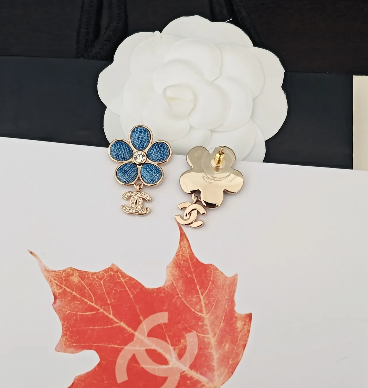 Chanel Camélia Fleur Texturé Denim Bleu Cristaux Pavé Boucles d'oreilles 3