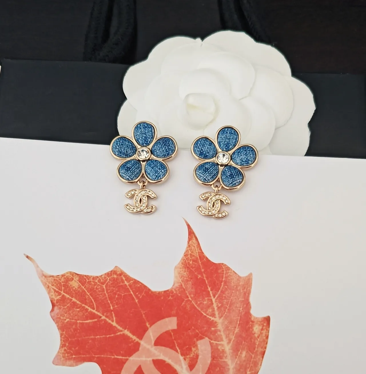Chanel Camélia Fleur Texturé Denim Bleu Cristaux Pavé Boucles d'oreilles 4