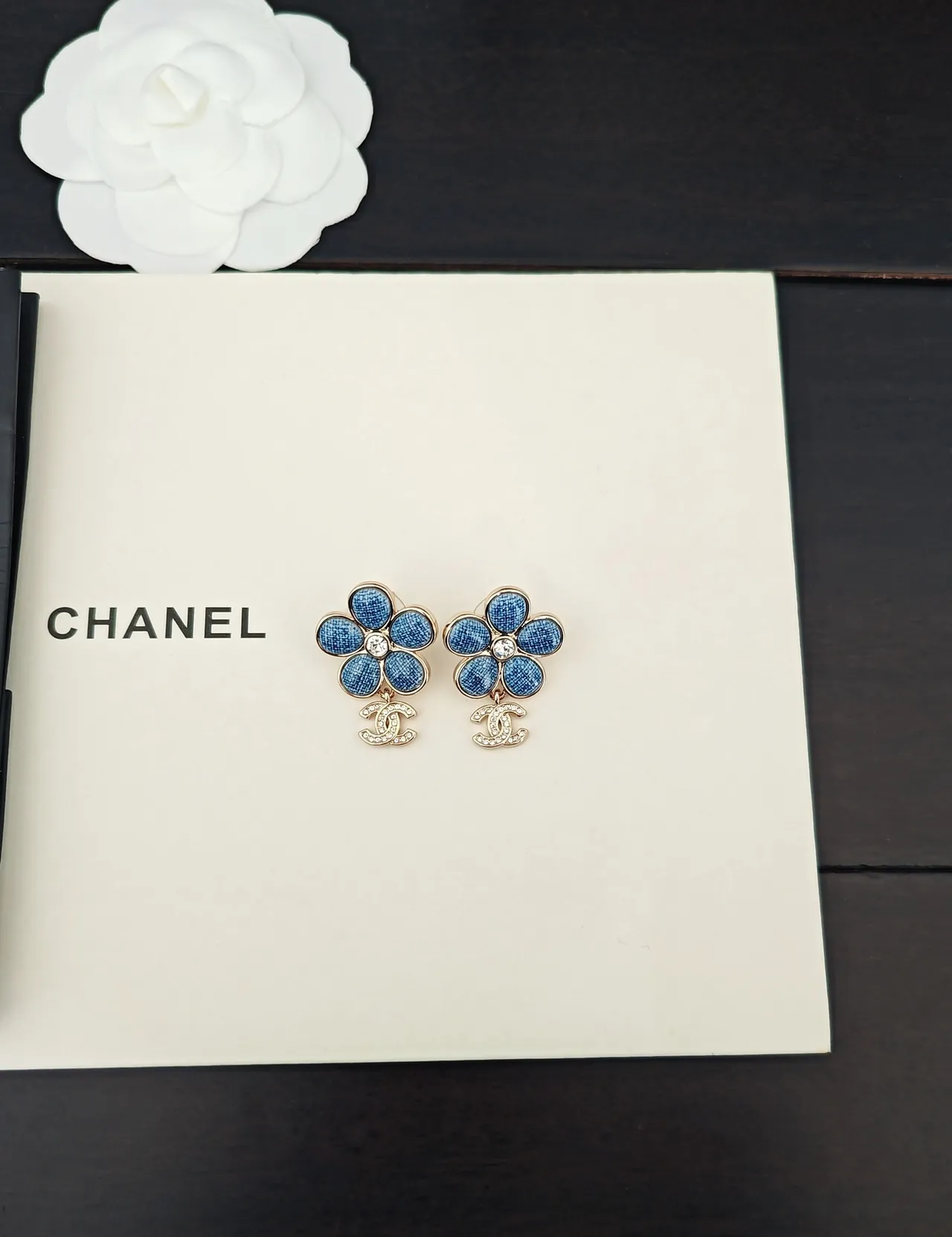 Chanel Camélia Fleur Texturé Denim Bleu Cristaux Pavé Boucles d'oreilles 5