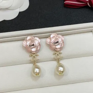 Chanel Camellia 珍珠下垂 粉米色 花朵图案 水晶镶嵌 CC Logo 耳环
