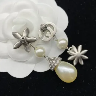 Chanel 山茶花珍珠耳环 银米色花纹流苏耳环