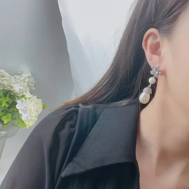 Chanel 山茶花珍珠耳环 银米色花纹流苏耳环 3
