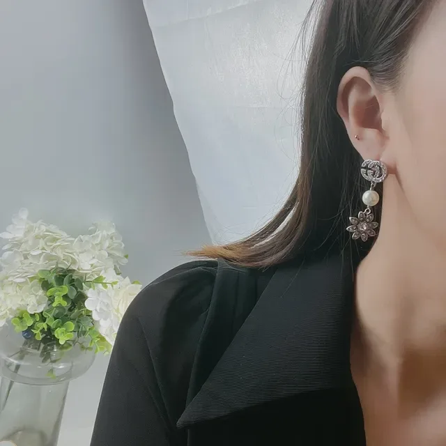 Chanel 山茶花珍珠耳环 银米色花纹流苏耳环 5