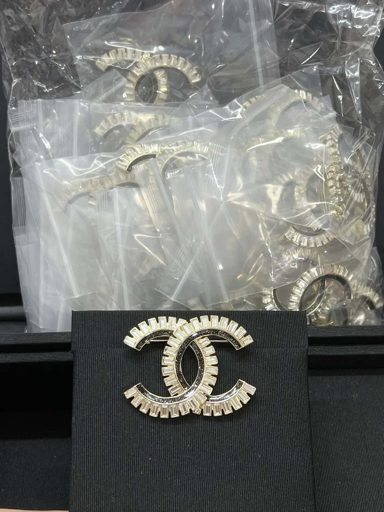 Chanel CC broche preto e dourado Interlocking Motif Baguette-Cut Crystal Border broche 2