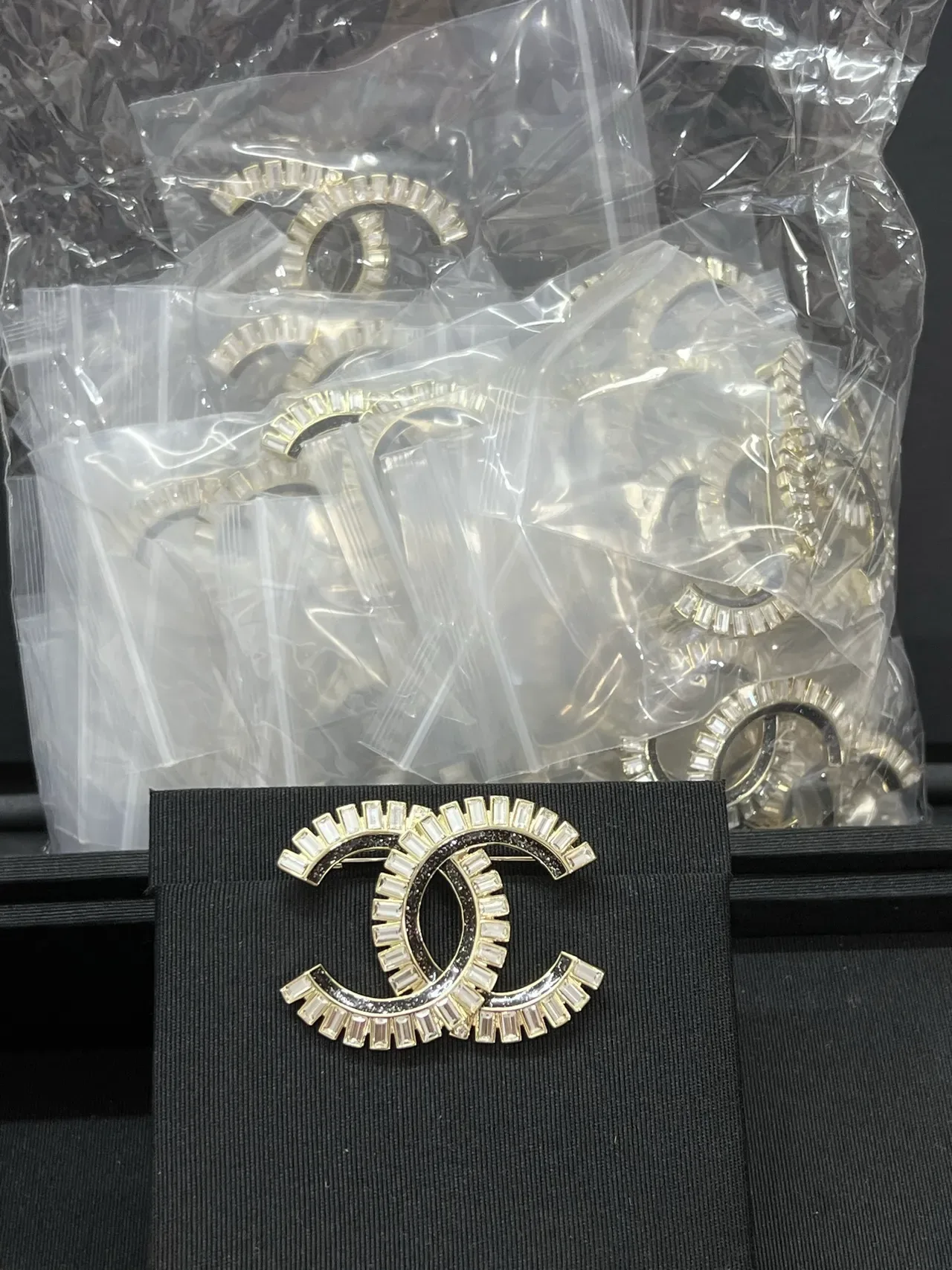 Chanel CC broche preto e dourado Interlocking Motif Baguette-Cut Crystal Border broche 3