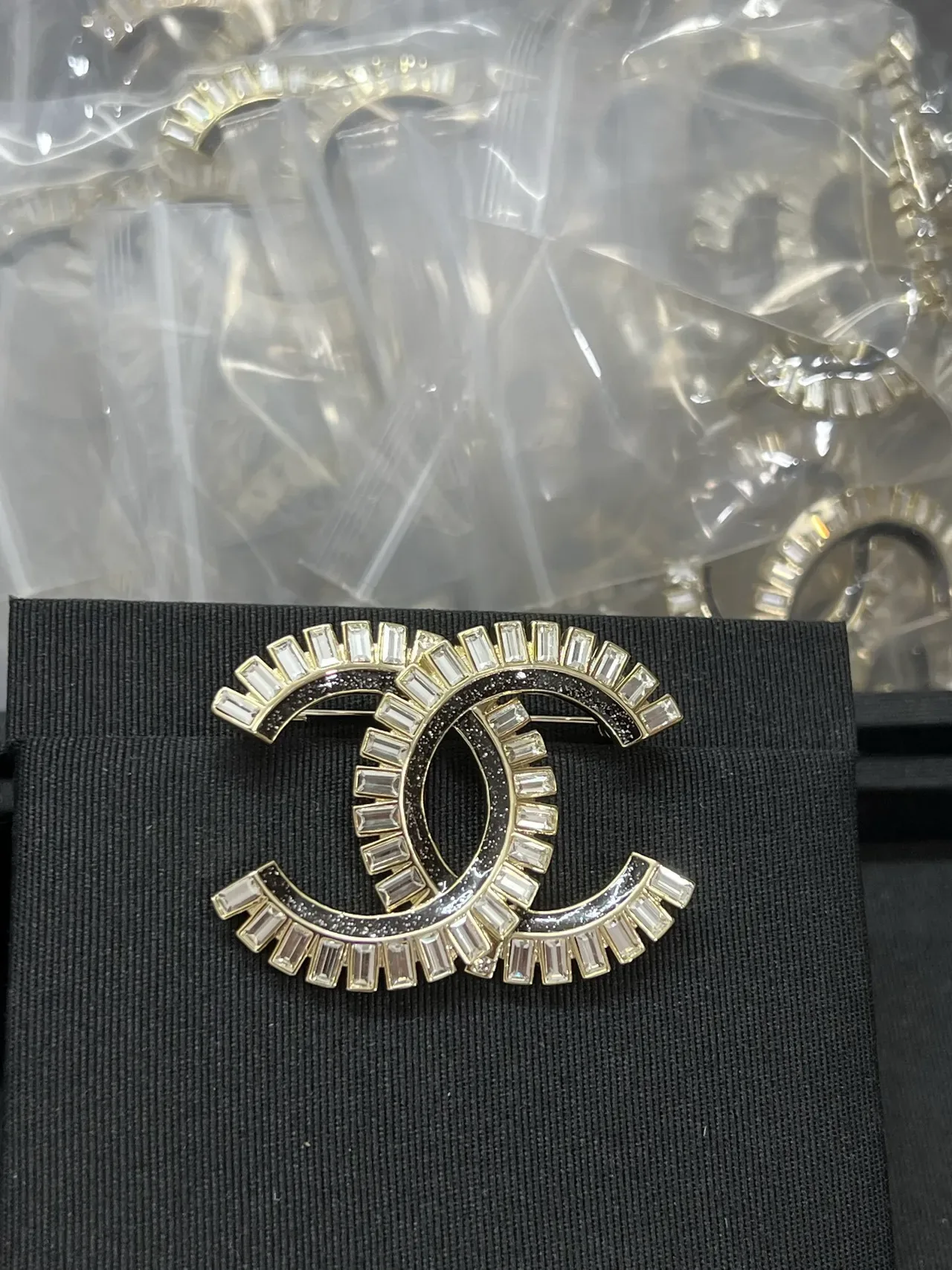 Chanel CC broche preto e dourado Interlocking Motif Baguette-Cut Crystal Border broche 4