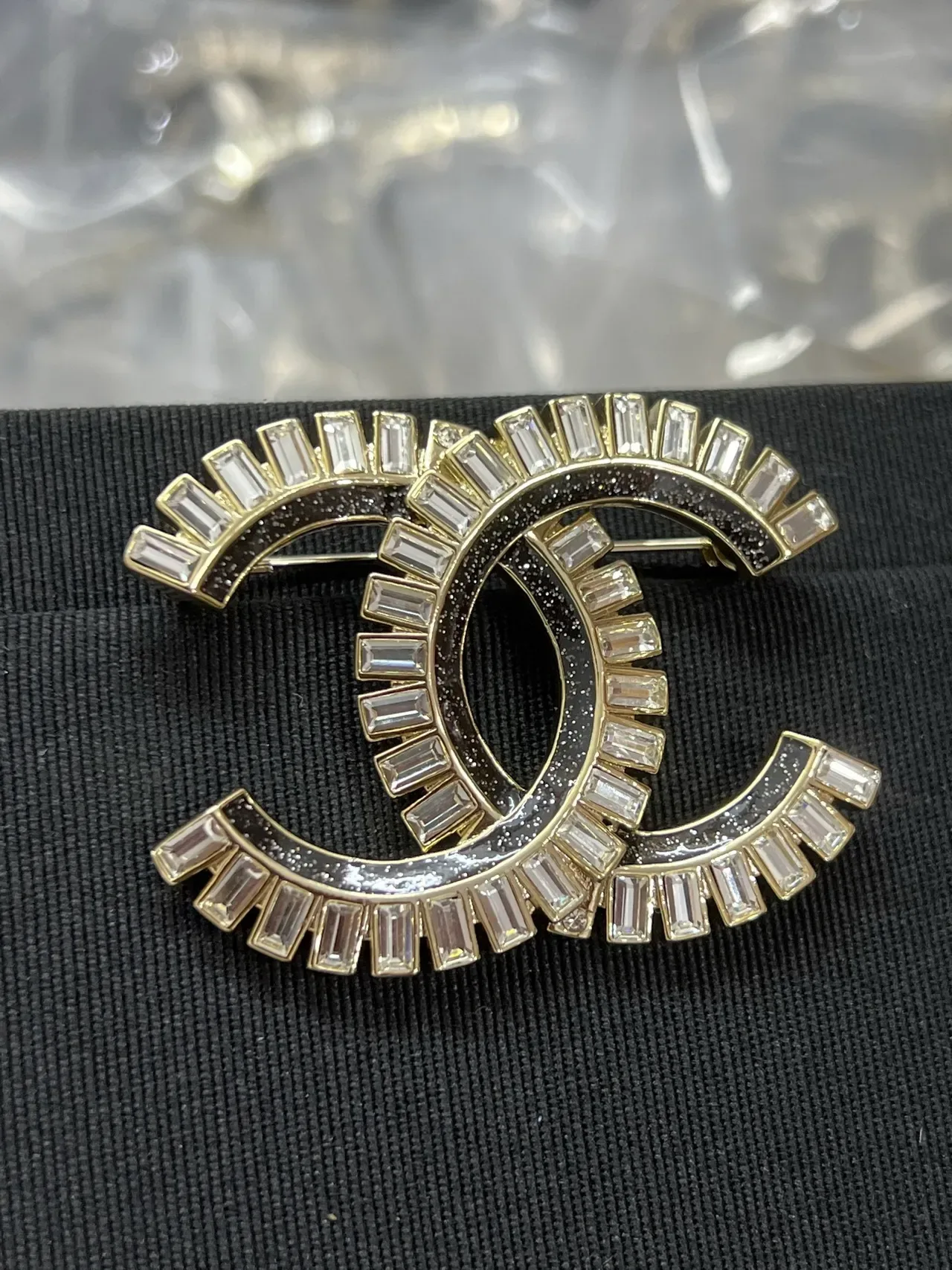 Chanel CC broche preto e dourado Interlocking Motif Baguette-Cut Crystal Border broche 5