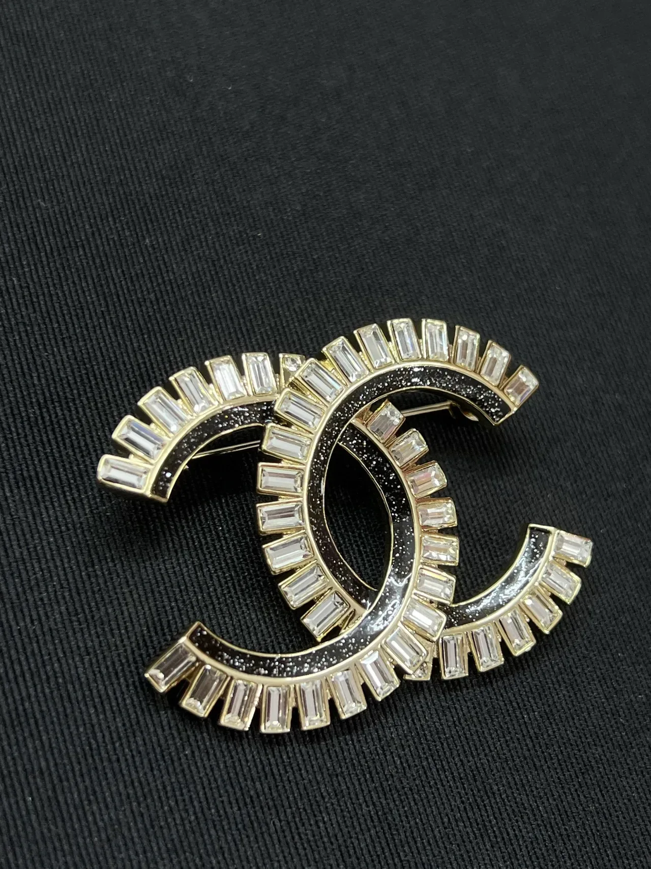 Chanel CC broche preto e dourado Interlocking Motif Baguette-Cut Crystal Border broche 6