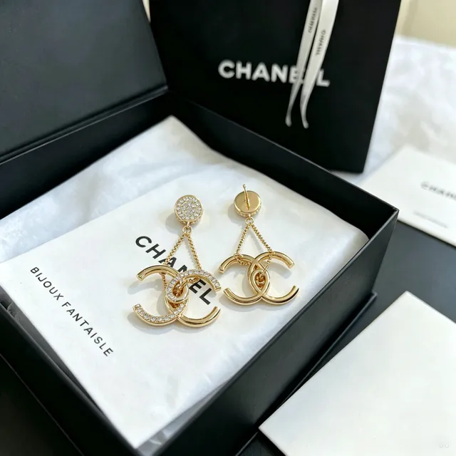 Chanel CC Chain Pavé Crystal बूंदे कानों की नथुरी 3