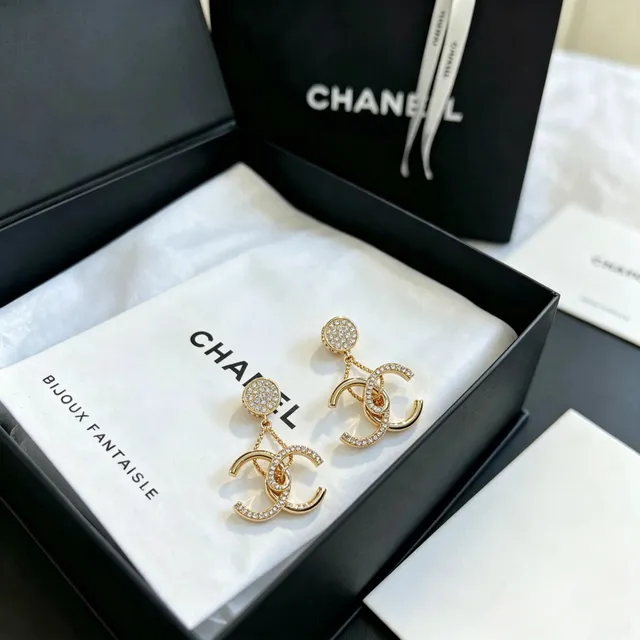 Chanel CC Chain Pavé Crystal बूंदे कानों की नथुरी 4