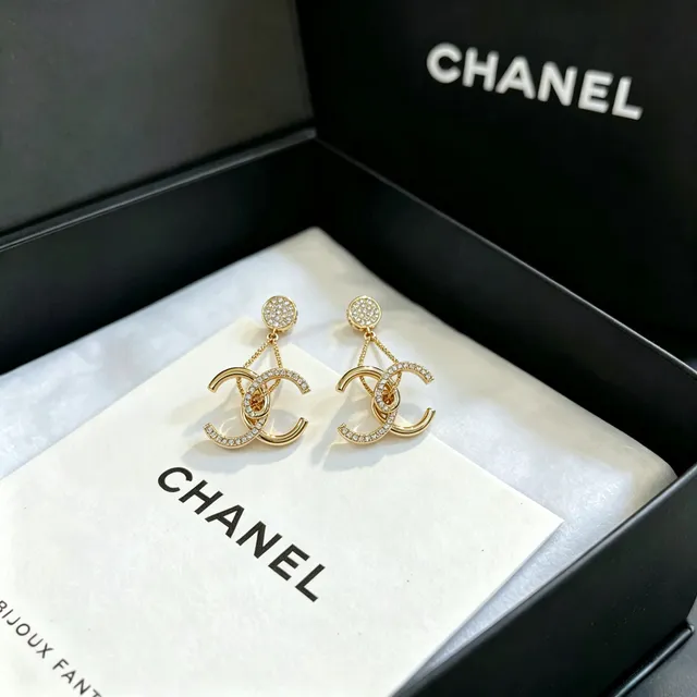 Chanel CC Chain Pavé Crystal बूंदे कानों की नथुरी 5