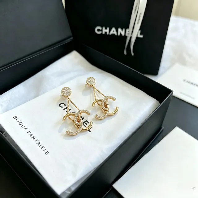 Chanel CC Chain Pavé Crystal बूंदे कानों की नथुरी 6