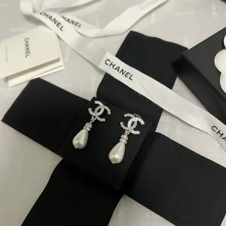 Chanel CC क्रिस्टल और मोती ड्रॉप ईयररिंग्स
