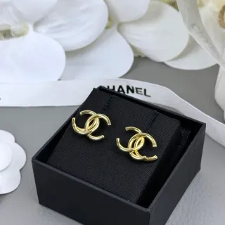 Chanel CC Logo 镀金耳钉