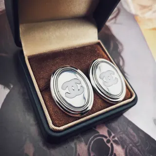 Chanel CC Oval चांदी सफेद पॉलिश्ड ईयररिंग्स