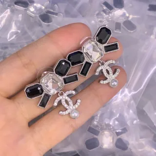Chanel CC मोती क्रिस्टल और काला पत्थर कर्णफूल